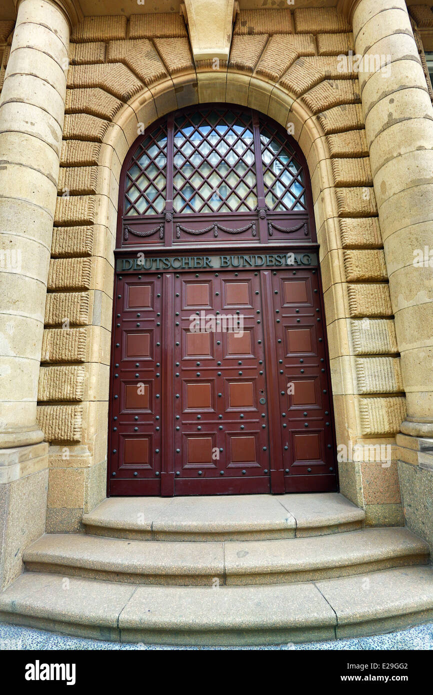 Deutscher Bundestag vecchia porta di legno su un edificio tradizionale di Berlino, Germania Foto Stock