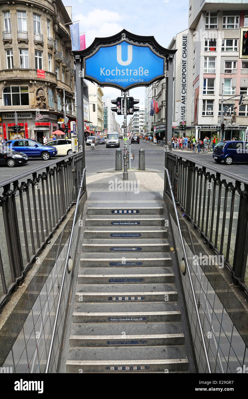 Kochstrasse; U Bahn stazione della metropolitana al Checkpoint Charlie a Berlino, Germania Foto Stock