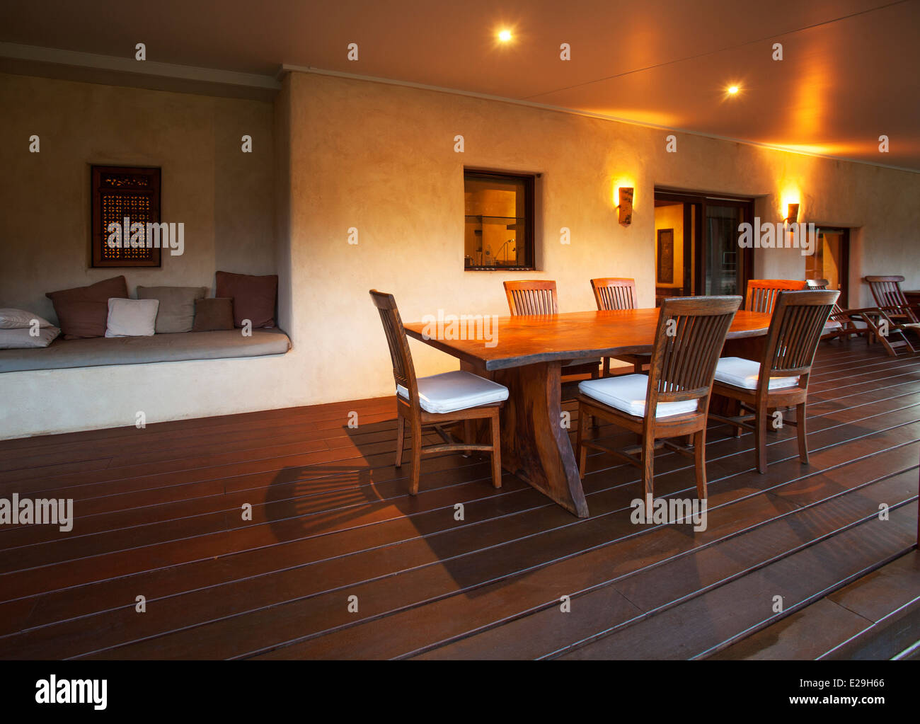 Australian veranda in legno con tavolo e sedie Foto Stock
