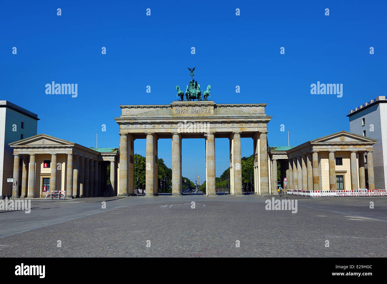 La Porta di Brandeburgo, Brandenburger Tor, neoclassico arco trionfale a Berlino, Germania Foto Stock