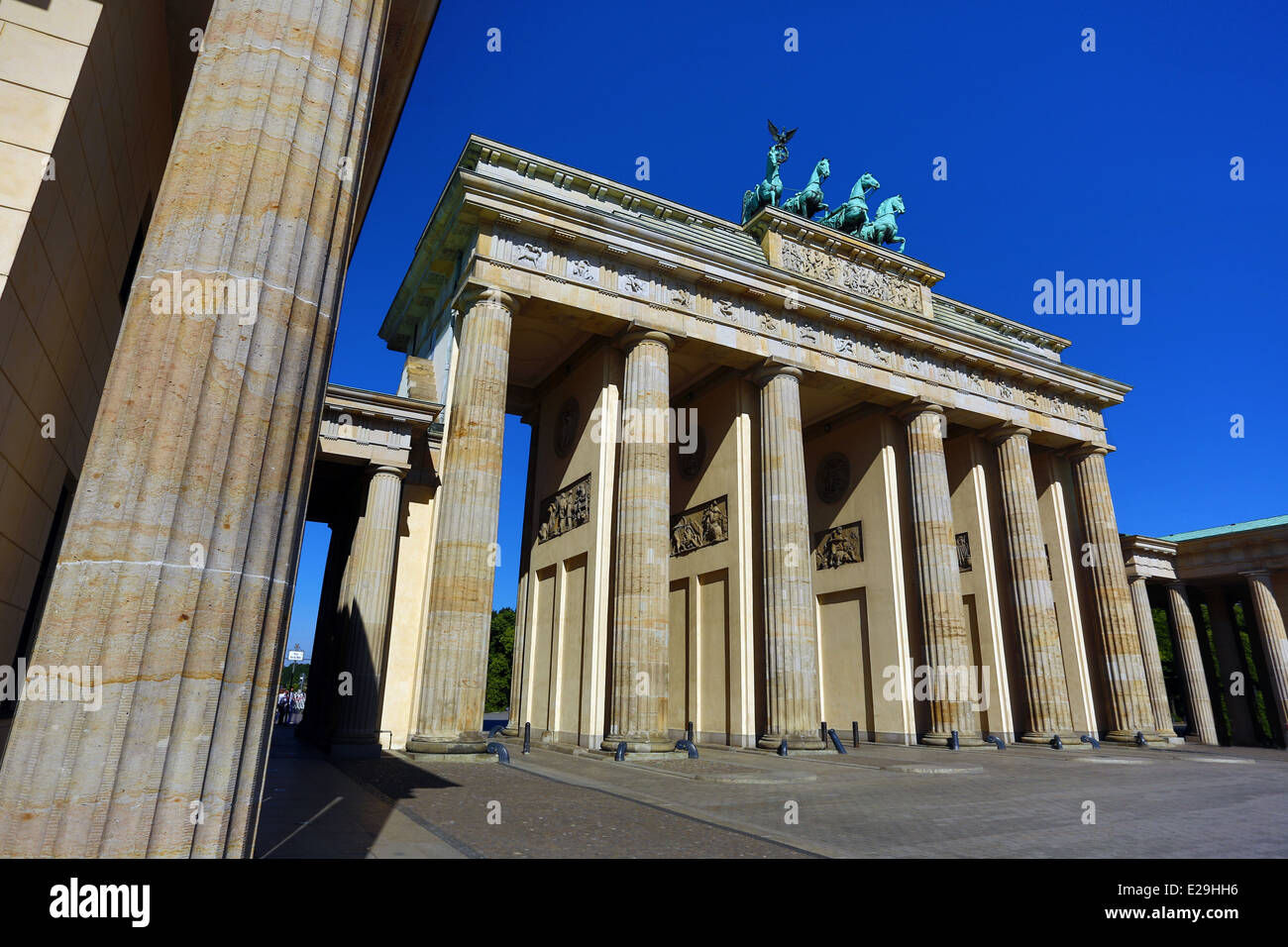 La Porta di Brandeburgo, Brandenburger Tor, neoclassico arco trionfale a Berlino, Germania Foto Stock