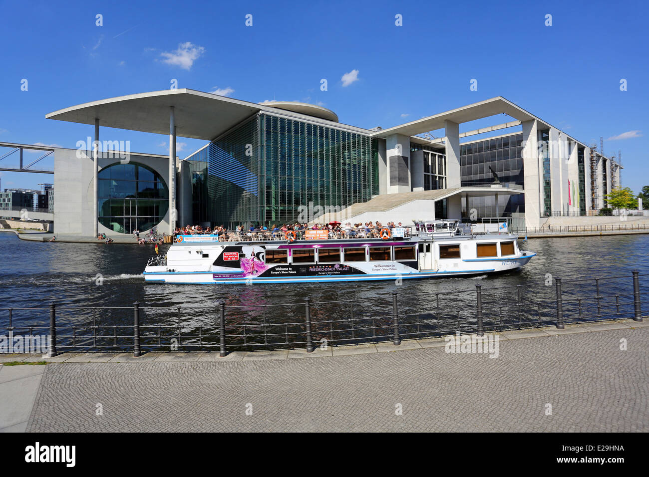 Luders Marie-Elisabeth edificio in Schiffebauerdamm nel nuovo parlamento trimestre e una crociera tour in barca sul fiume Sprea a B Foto Stock