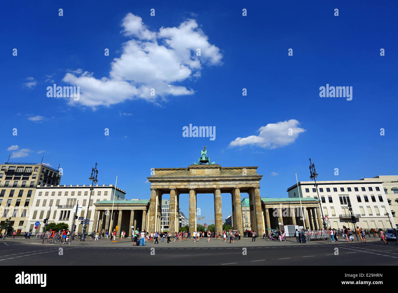 La Porta di Brandeburgo, Brandenburger Tor, neoclassico arco trionfale a Berlino, Germania Foto Stock