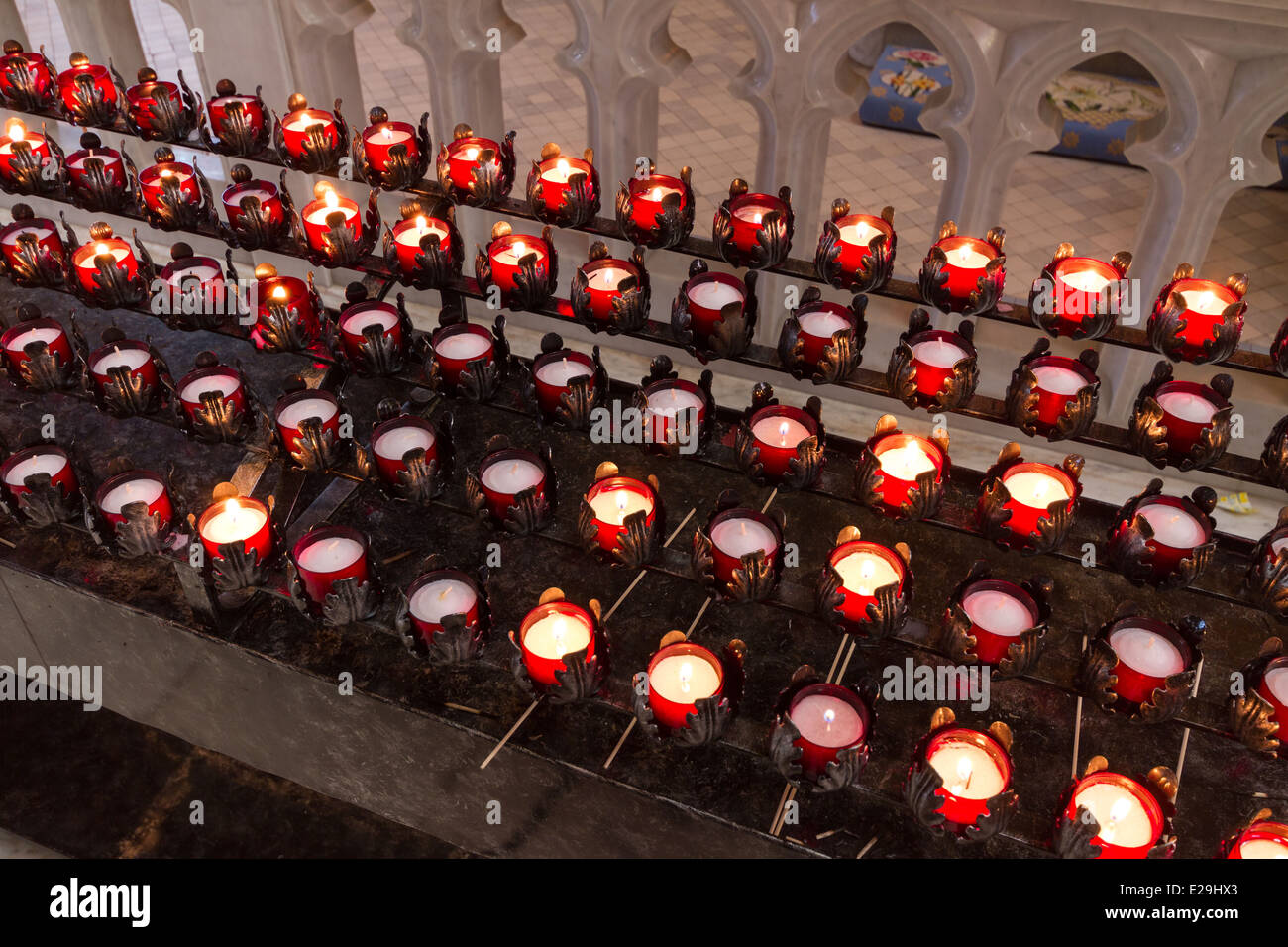 La preghiera cattolica candela votiva Rack Foto Stock