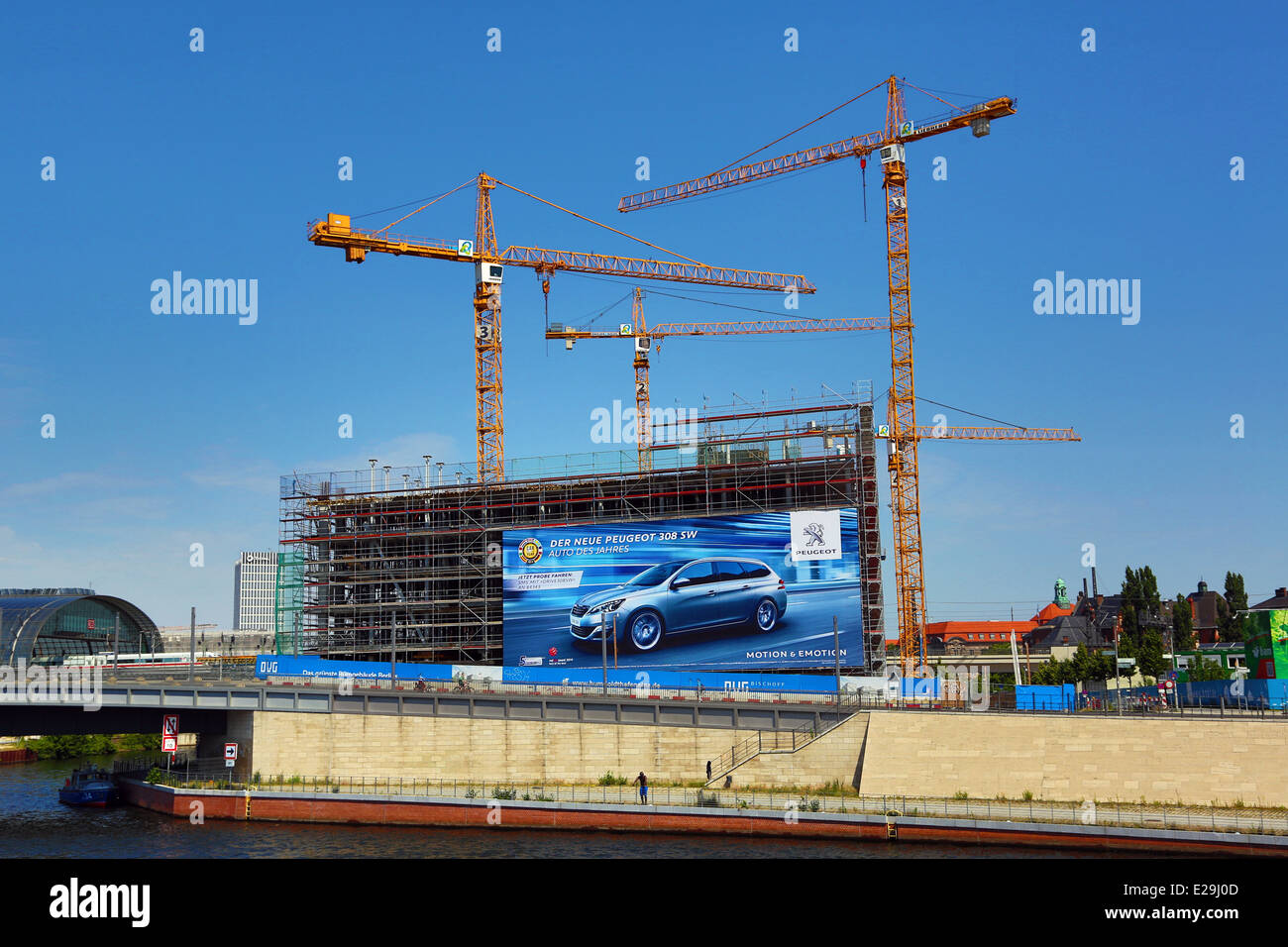 Gru su un edificio e sito in costruzione accanto al fiume Sprea a Berlino, Germania Foto Stock