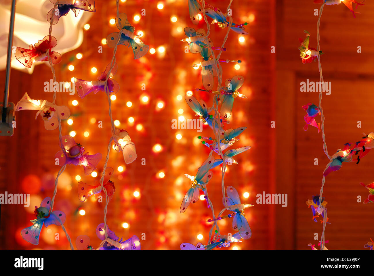 Decorative luci di Natale per la vendita in un mercato di Natale in stallo a Colmar, Francia Foto Stock