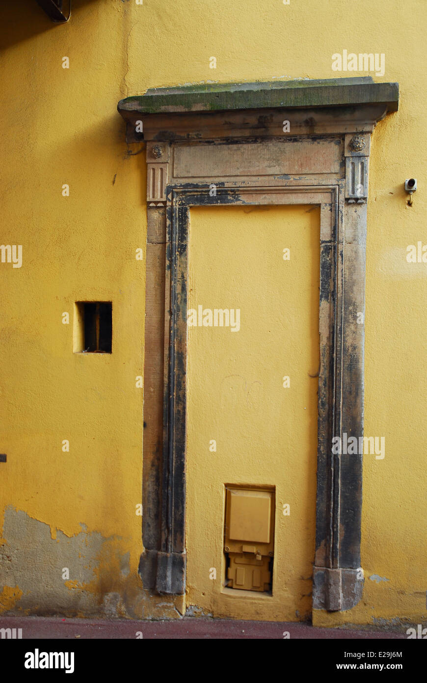 Chiusa la porta di una casa alsaziano di Colmar, Francia Foto Stock