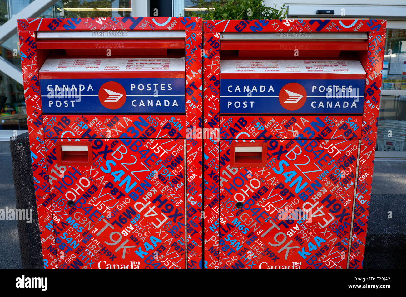 Canada Post cassette postali decorate con canadese codici postali, Kerrisdale, Vancouver, BC, Canada Foto Stock