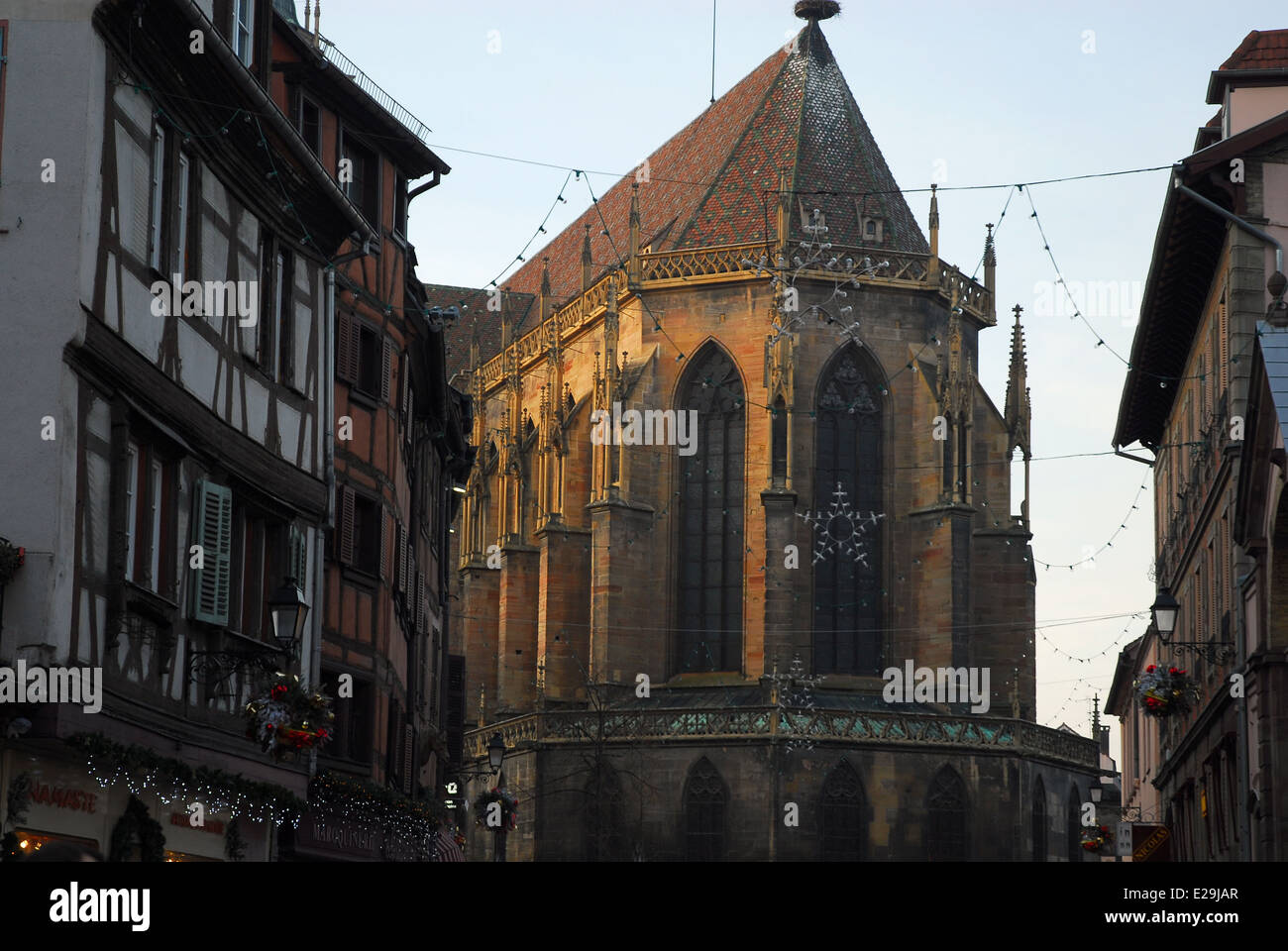 St Martin's Church, come si vede dalla Rue de l'Église, Colmar, Francia Foto Stock
