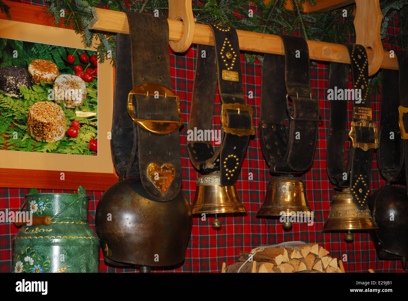 Alsaziano decorativo campanacci sul display in un mercatino di Natale in stallo a Colmar, Francia Foto Stock