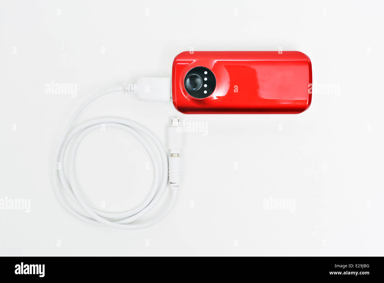 Banca di potenza, di un dispositivo di piccole dimensioni che dispongono di energia elettrica per la ricarica di molti tipi di smart phone tramite USB. Foto Stock