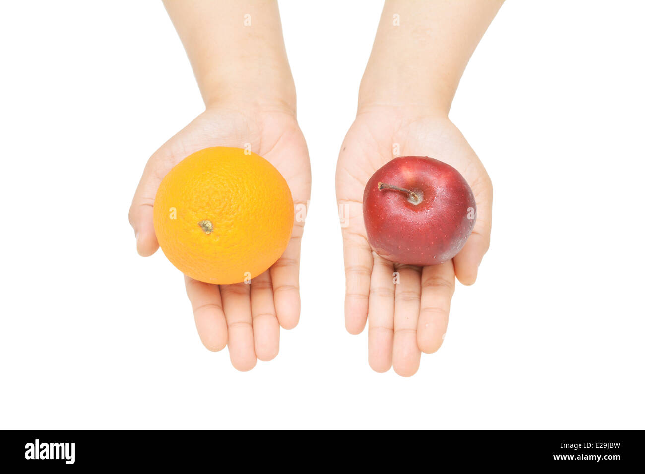 Una femmina del gesto delle mani offrendo arancione o apple. Foto Stock