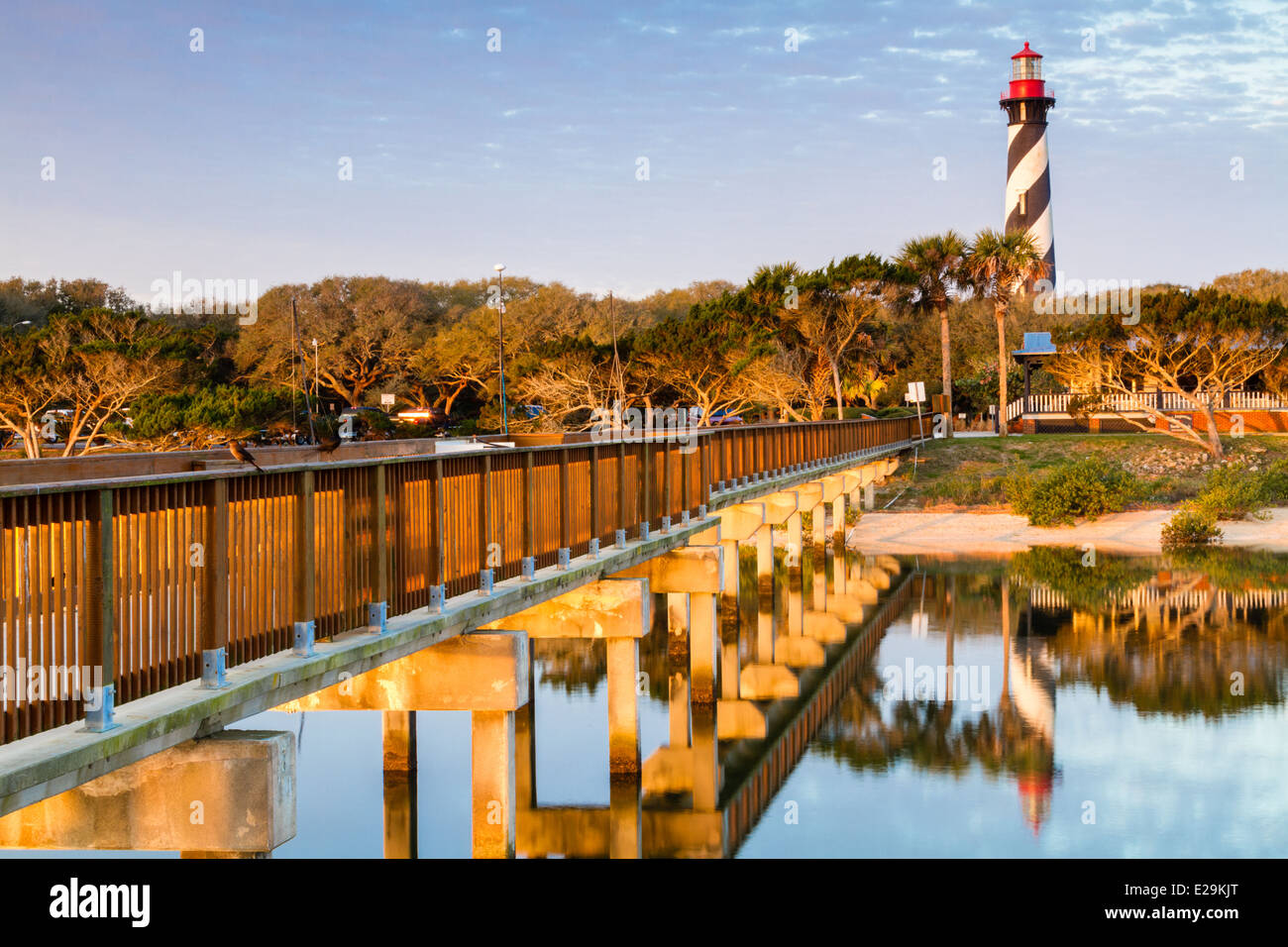 Sant'Agostino Lighthouse riflettendo sulla baia durante la mattina presto in Sant'Agostino in Florida. Foto Stock