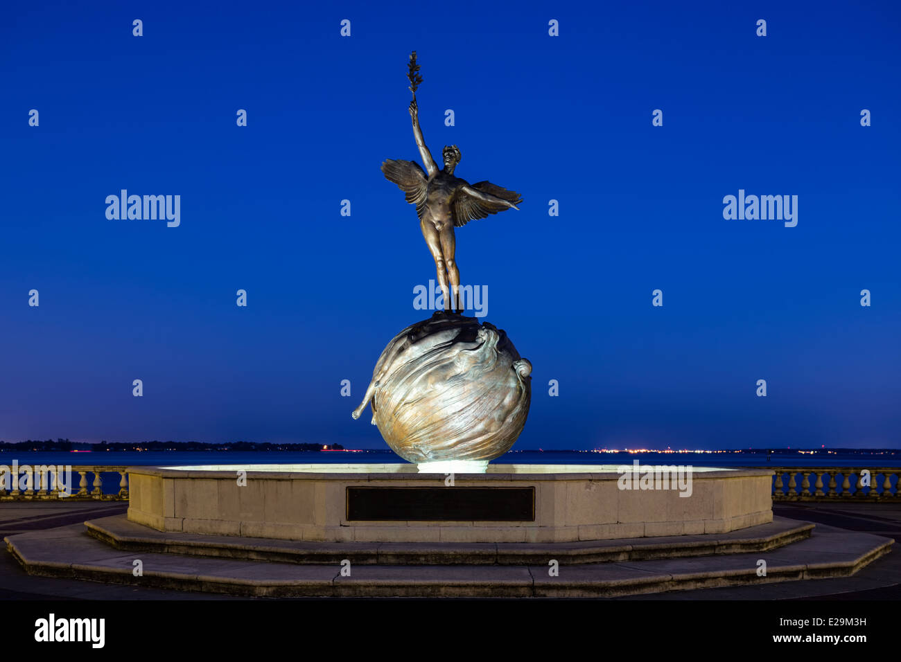 "Vita" statua in bronzo da Charles Adrian pilastri, situato nel parco memoriale a Jacksonville, in Florida. Fotografata al crepuscolo. Foto Stock