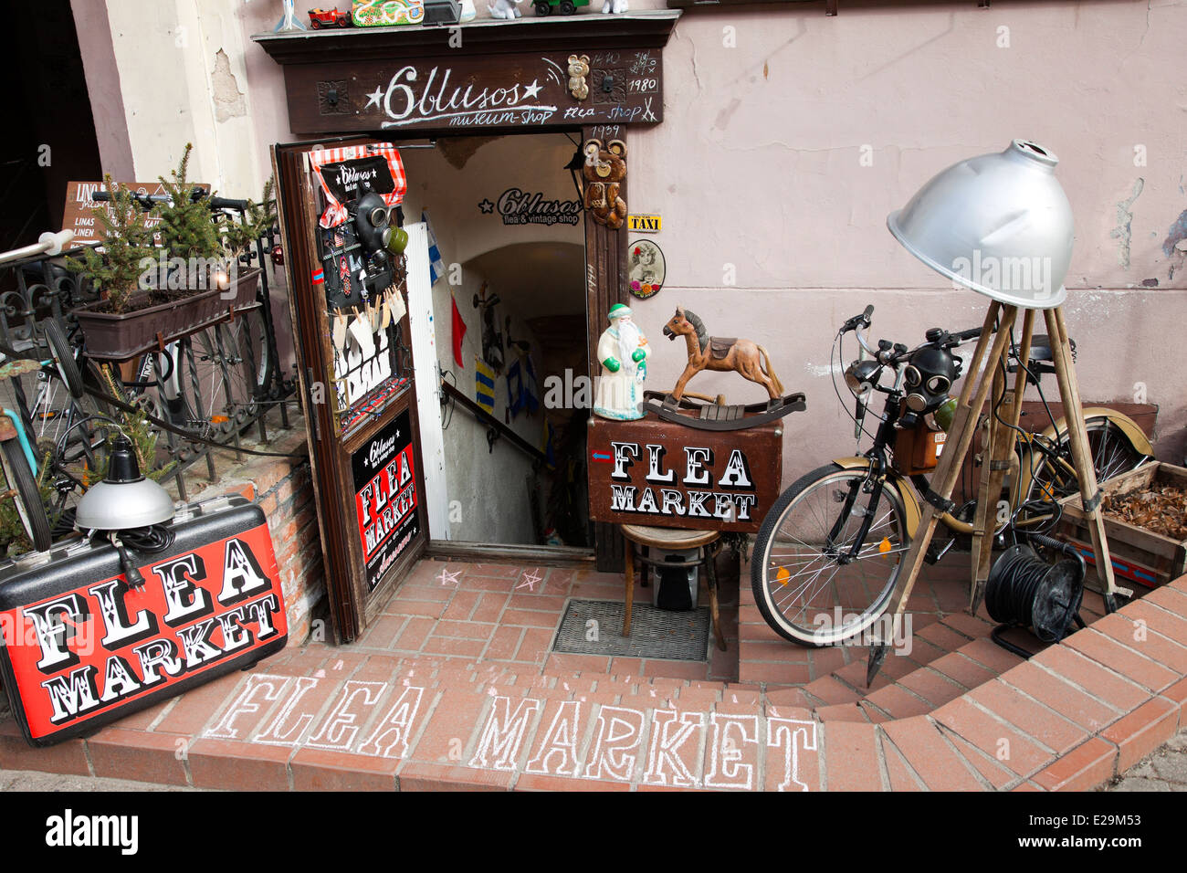 Mercato delle pulci shop ingresso con un vecchio stile merci esposte in Vilnius città vecchia, Lituania Foto Stock