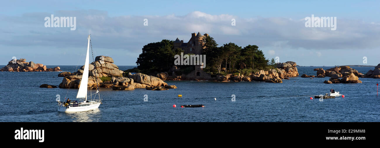 Francia, Cotes d'Armor, Côte de Granit Rose (granito rosa costa), Trégastel, Ile de Costaeres e castello Foto Stock