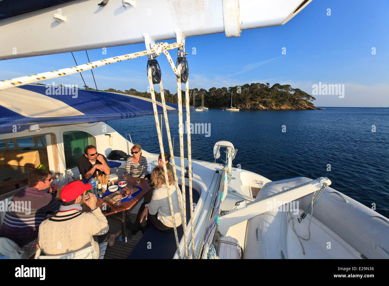 Francia, Var, Hyeres, Lagoon 470 crociera in catamarano di 15 metri, barca a vela al di ancoraggio nella Baie de Leoube, bere Foto Stock