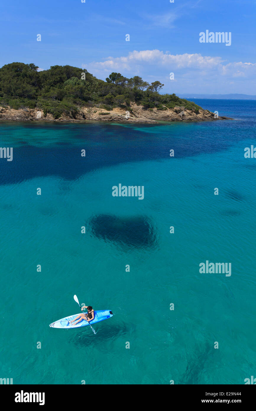 Francia, Var, Iles de Hyeres, Ile de Porquerolles, acque turchesi della Plage d'Argent, kayak di mare Foto Stock