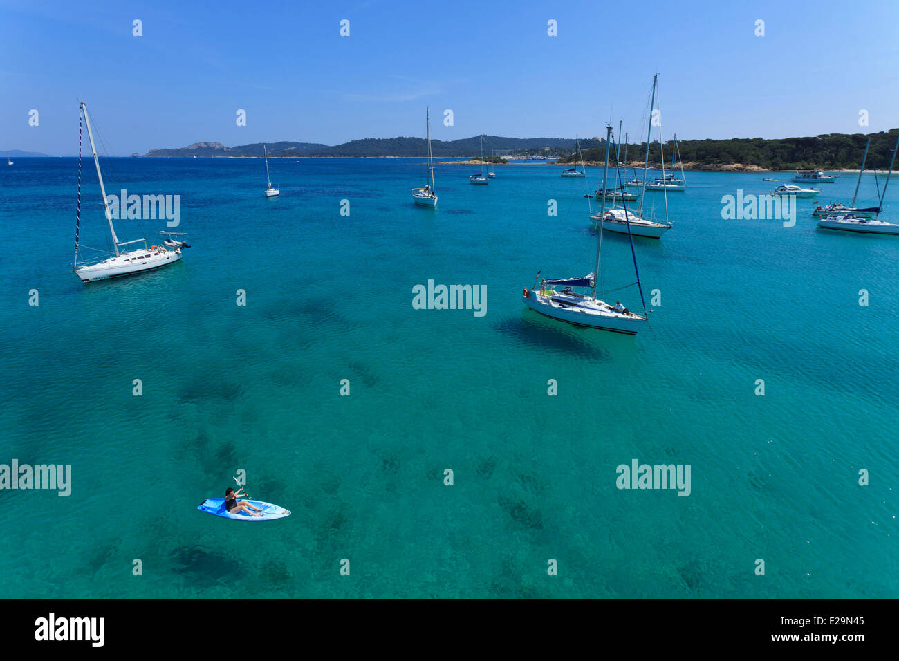 Francia, Var, Iles de Hyeres, Ile de Porquerolles, barca a vela al di ancoraggio in acque turchesi della Plage d'Argent Foto Stock