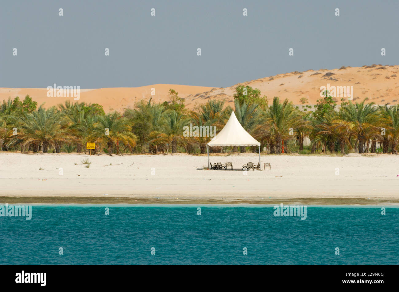 Emirati Arabi Uniti Abu Dhabi emirato, arbor e sedie a sdraio sulla spiaggia di Lulu Island situato di fronte al centro della città Foto Stock