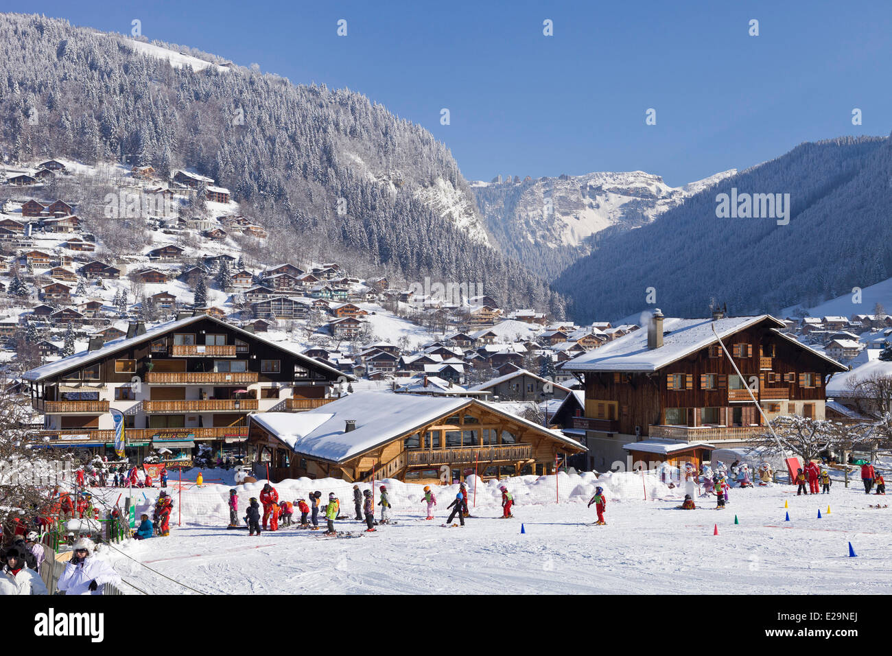 Francia, Haute Savoie, Morzine, La scuola materna con un vue sulla stazione sciistica di Avoriaz in background Foto Stock