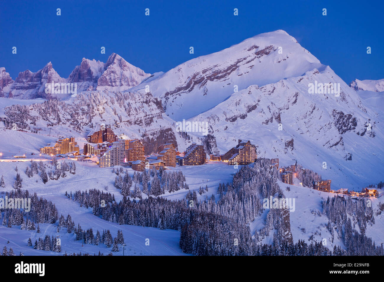 Francia, Haute Savoie, Avoriaz con una vista del Dents Blanches (2757m) Foto Stock