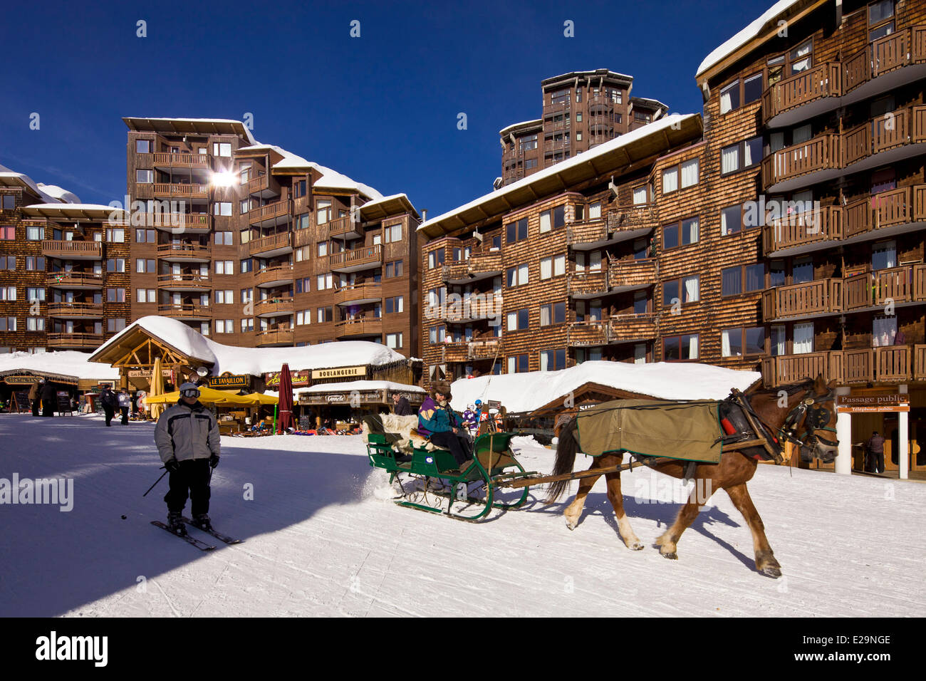 Francia, Haute Savoie, Avoriaz, vietato ai veicoli, slitta consentendo si muove Foto Stock