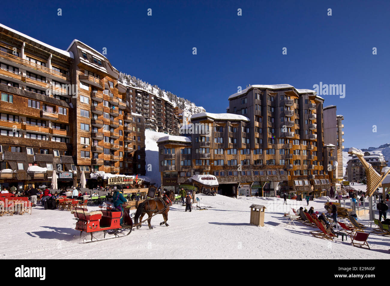 Francia, Haute Savoie, Avoriaz, vietato ai veicoli, slitta consentendo si muove Foto Stock