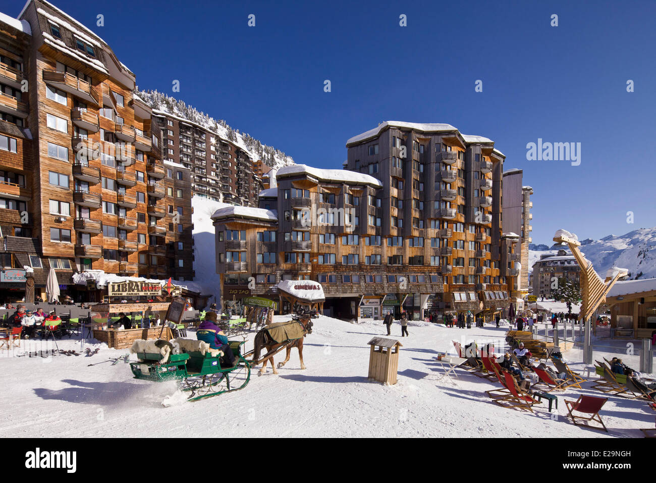 Francia, Haute Savoie, Avoriaz, vietato ai veicoli, slitta consentendo si muove Foto Stock