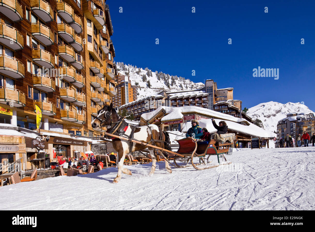 Francia, Haute Savoie, Avoriaz, vietato ai veicoli, slitta consentendo si muove Foto Stock