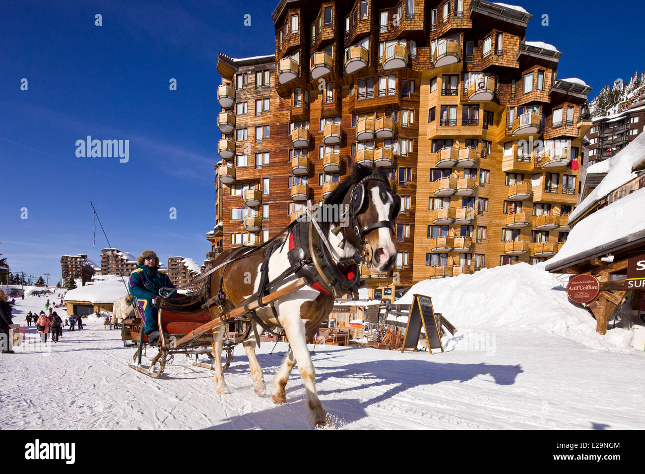 Francia, Haute Savoie, Avoriaz, vietato ai veicoli, slitta consentendo si muove Foto Stock