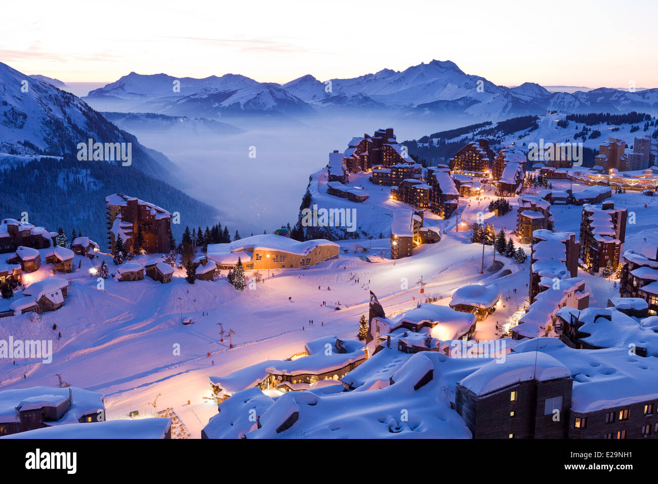 Francia, Haute Savoie, Avoriaz con una vista di Morzine e il Roc d'Enfer (2244m) in background Foto Stock