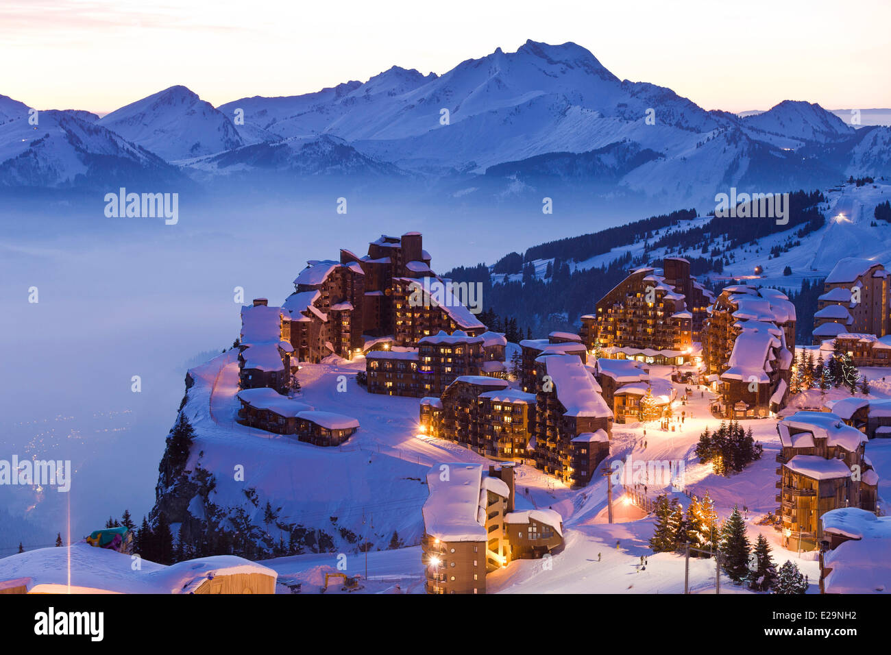Francia, Haute Savoie, Avoriaz con una vista di Morzine e il Roc d'Enfer (2244m) in background Foto Stock