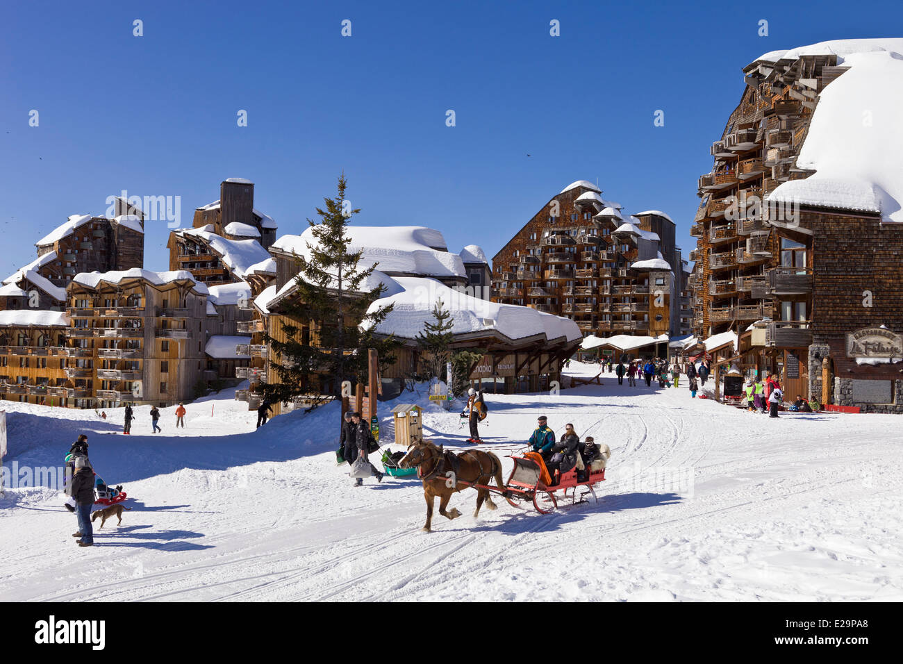 Francia, Haute Savoie, Avoriaz, vietato ai veicoli, slitta consentendo si muove Foto Stock
