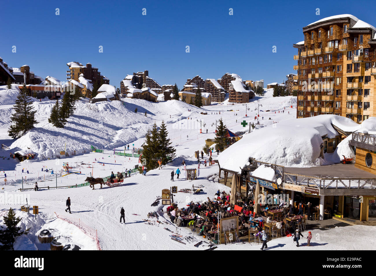 Francia, Haute Savoie, Avoriaz, vietato ai veicoli, slitta consentendo si muove Foto Stock