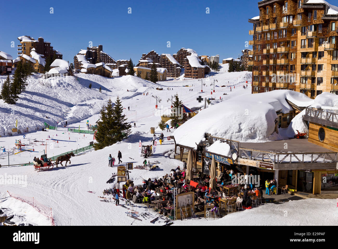 Francia, Haute Savoie, Avoriaz, vietato ai veicoli, slitta consentendo si muove Foto Stock
