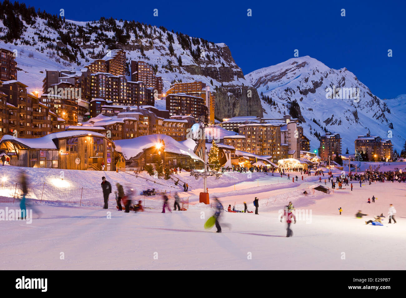 Francia, Haute Savoie, Avoriaz, partito di sled e lacher di lanterne Foto Stock