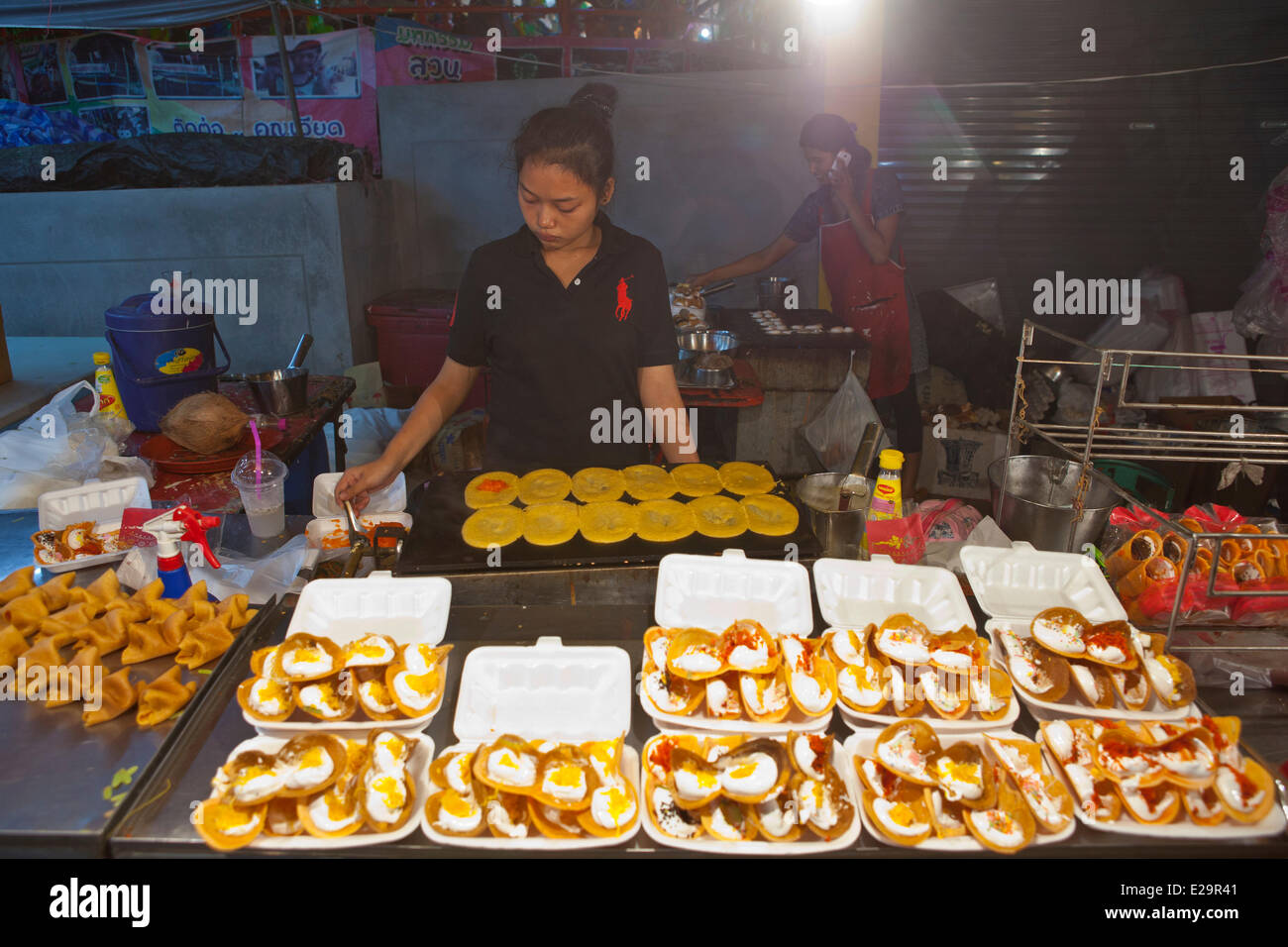 Thailandia Phuket Provincia, Phuket, Kata notte mercato alimentare Foto Stock