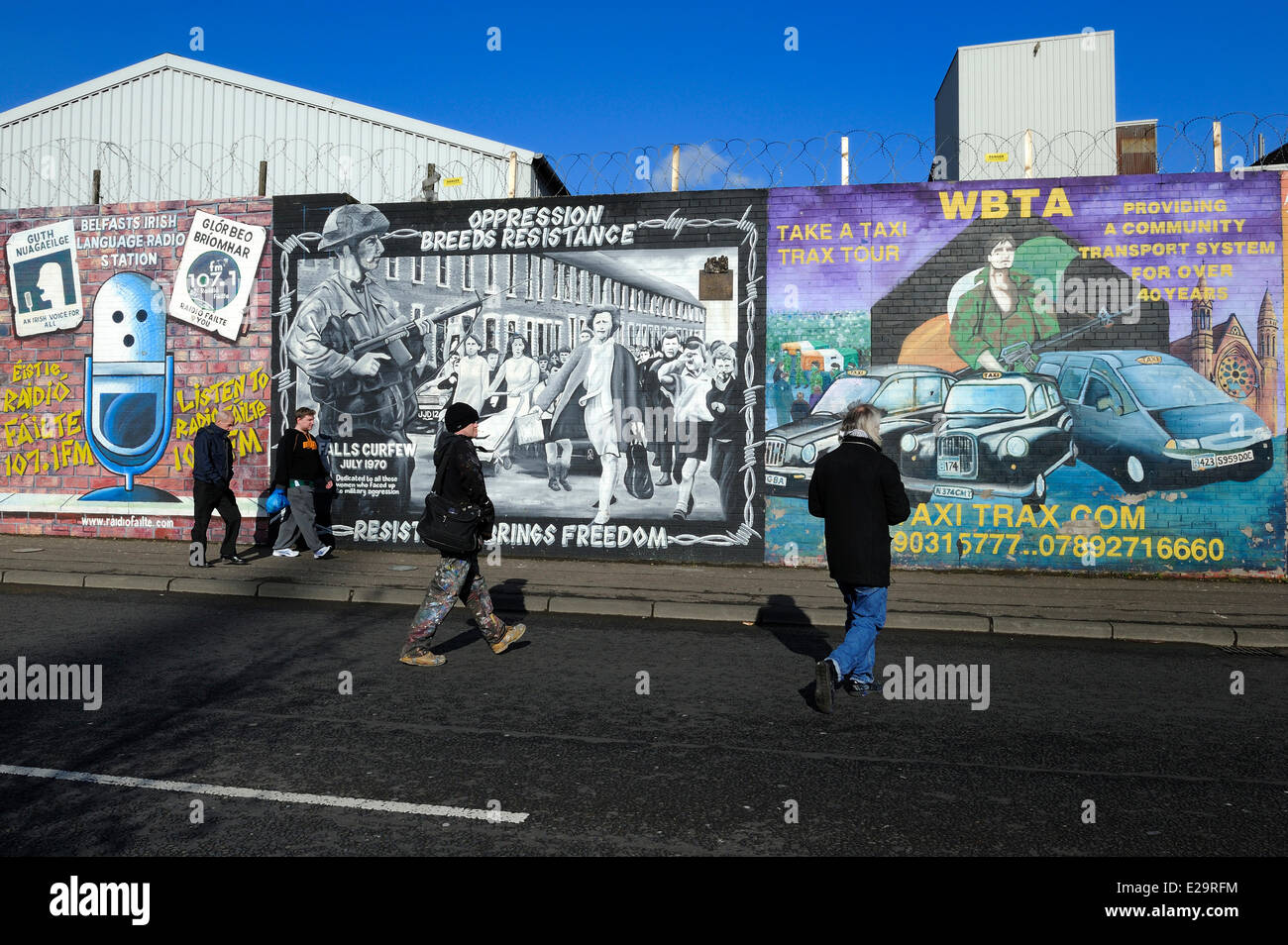 Regno Unito e Irlanda del Nord, parte occidentale di Belfast, Cattolica Falls area, internazionale o parete di solidarietà, murales su Falls Road Foto Stock