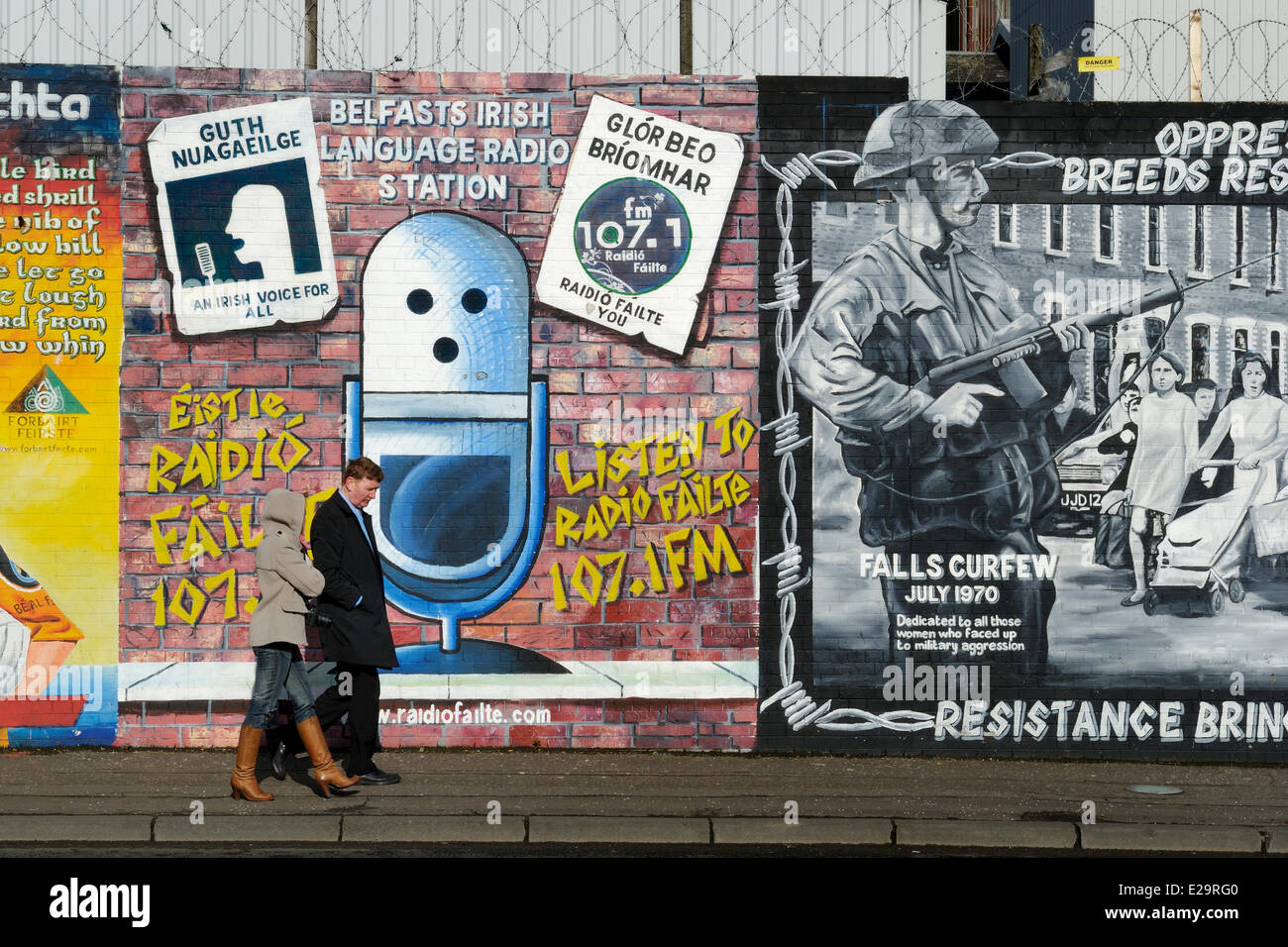 Regno Unito e Irlanda del Nord, parte occidentale di Belfast, Cattolica Falls area, internazionale o parete di solidarietà, murales su Falls Road Foto Stock
