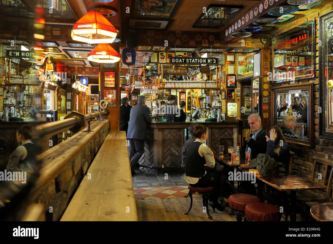 Regno Unito e Irlanda del Nord, Belfast, Cathedral Quarter, il pub tradizionale Duca di York Foto Stock