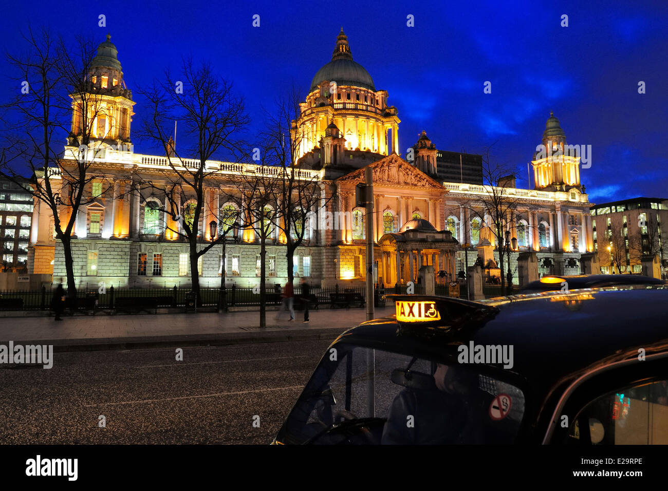Regno Unito e Irlanda del Nord, Belfast, nero taxi di fronte al Municipio il Donegall square Foto Stock