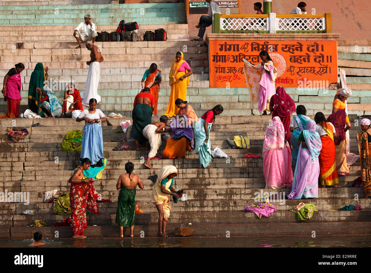 India, nello Stato di Uttar Pradesh, Varanasi, persone indù di balneazione in Ganga (Gange) River Foto Stock