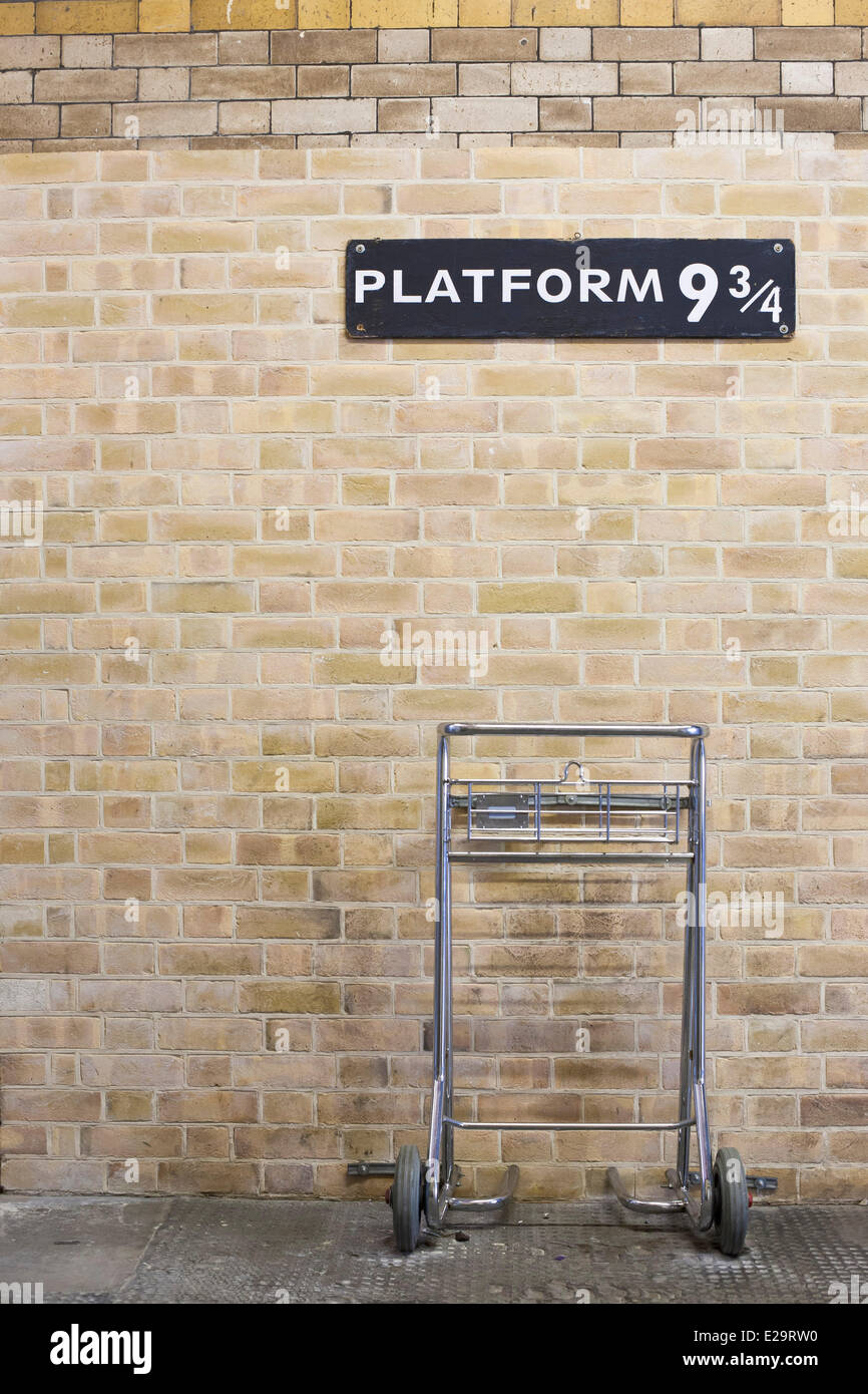 Regno Unito, Londra, stazione di King Cross, piattaforma 9 ¥ come usato da Harry Potter a bordo della scuola di Hogwarts Express Foto Stock