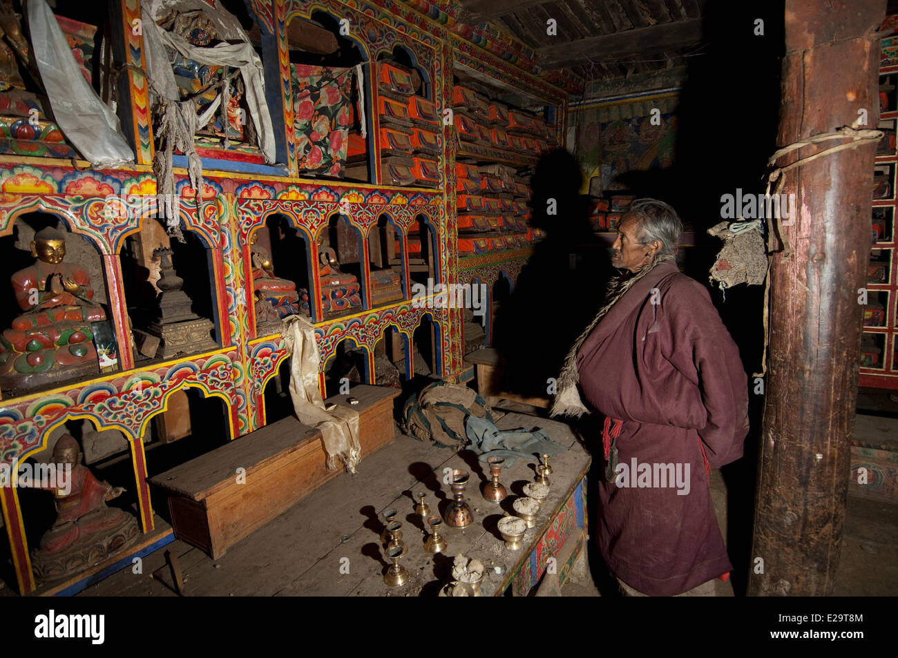 Il Nepal, Karnali zona, regione Dolpo, Tarap valley, la Oracle Chimu Lama, dal villaggio di Kagar, tempio buddista di Trangmar Foto Stock