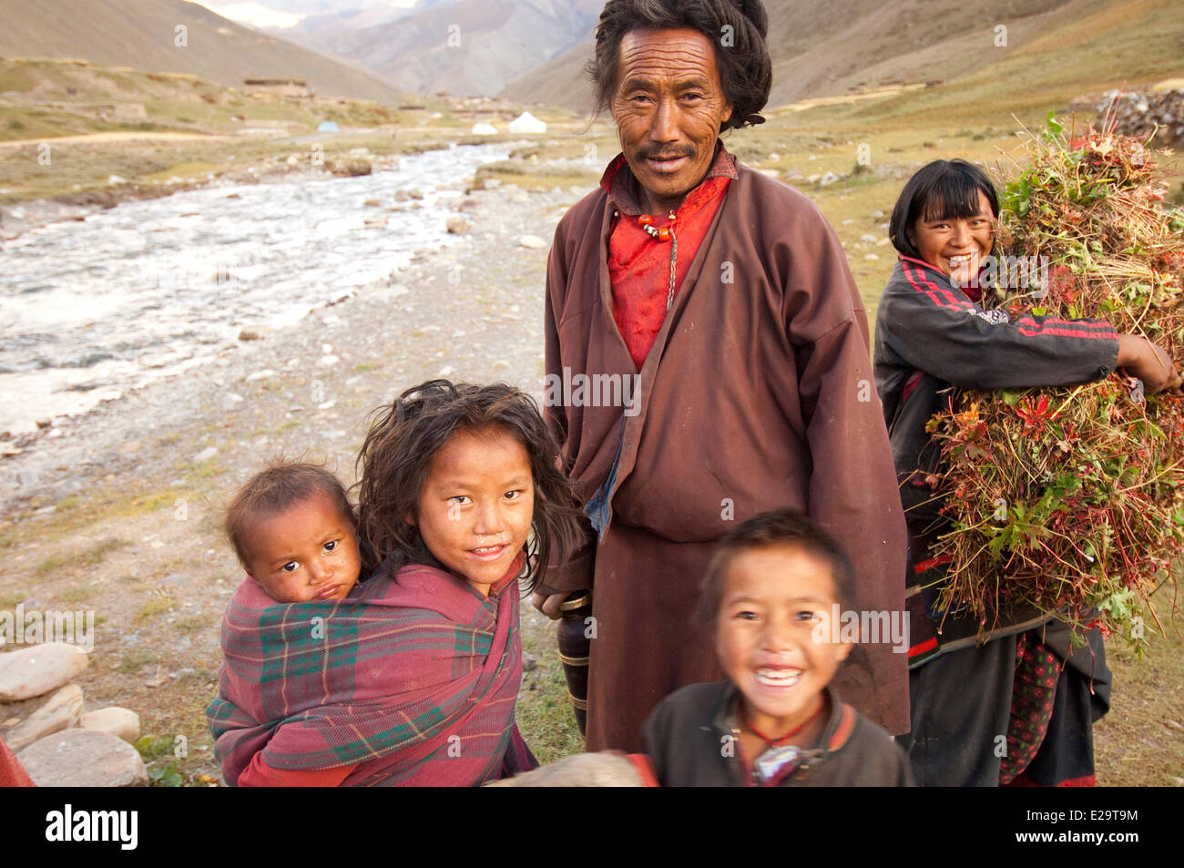Il Nepal, Karnali zona, regione Dolpo, Tarap valley, monaco con i bambini Foto Stock