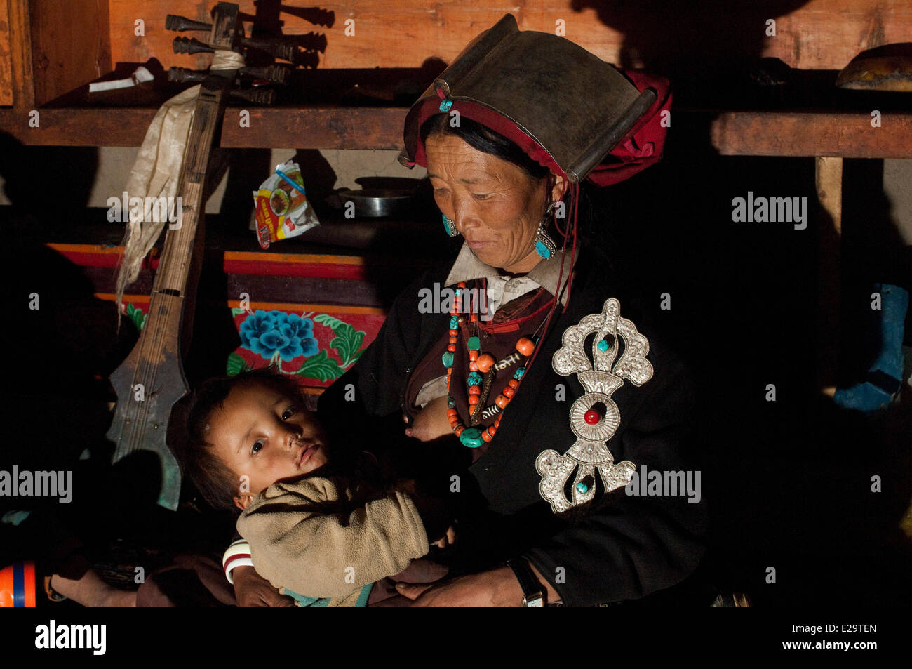 Il Nepal, Karnali zona, regione Dolpo, Tarap valley, Do, donna che indossa il tikpu o tigpub, pesante argento tradizionale copricapo di Foto Stock