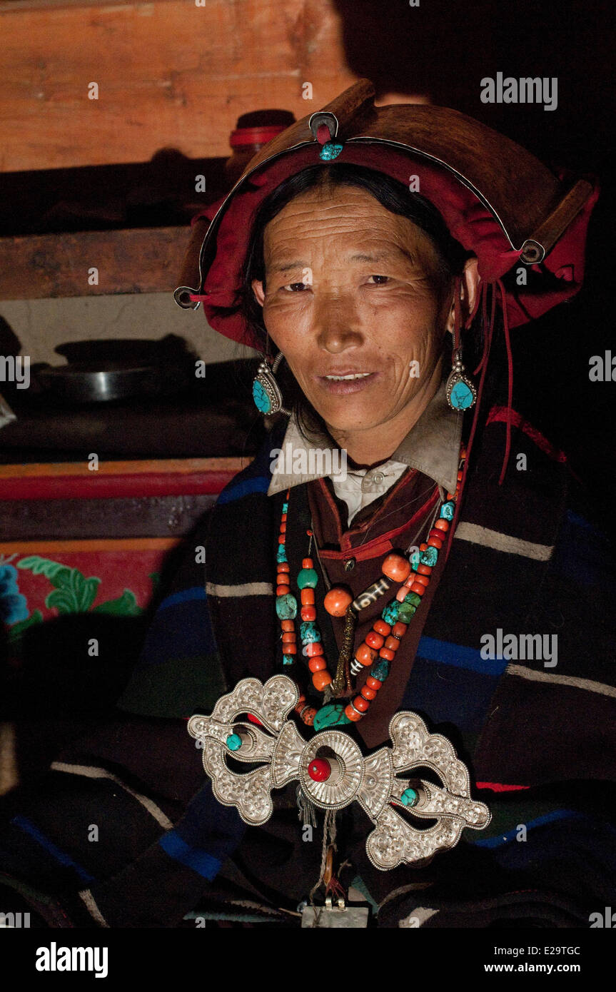 Il Nepal, Karnali zona, regione Dolpo, Tarap valley, Do, donna che indossa il tikpu o tigpub, pesante argento tradizionale copricapo di Foto Stock
