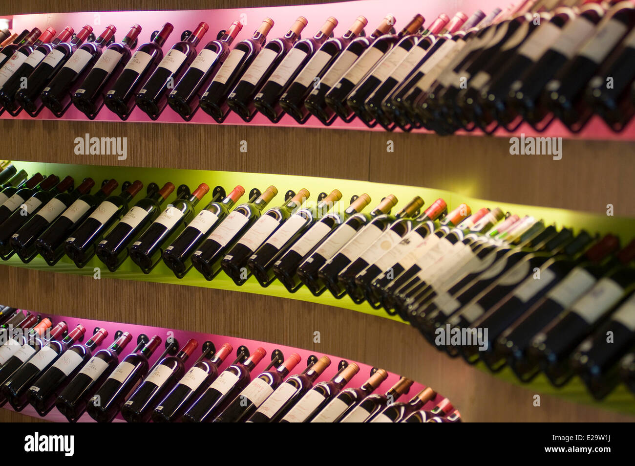 Francia, Gironde, Saint Emilion, cantina e wine bar l'Essentiel, l'allineamento delle bottiglie Foto Stock
