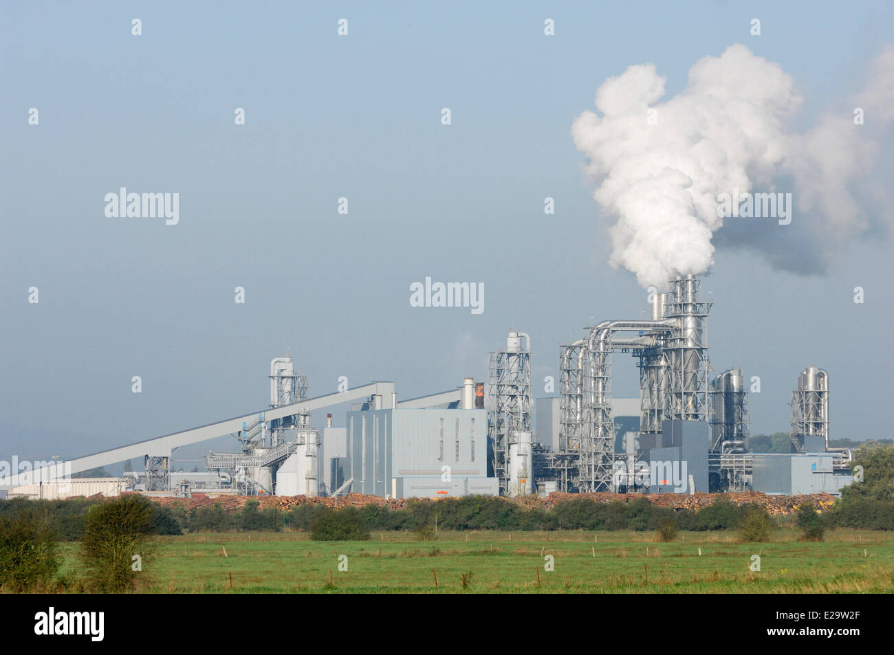 Francia, Ardenne, Bazeilles, Unilin fabbrica di produzione di legno pannelli di particelle e i semi di lino Foto Stock